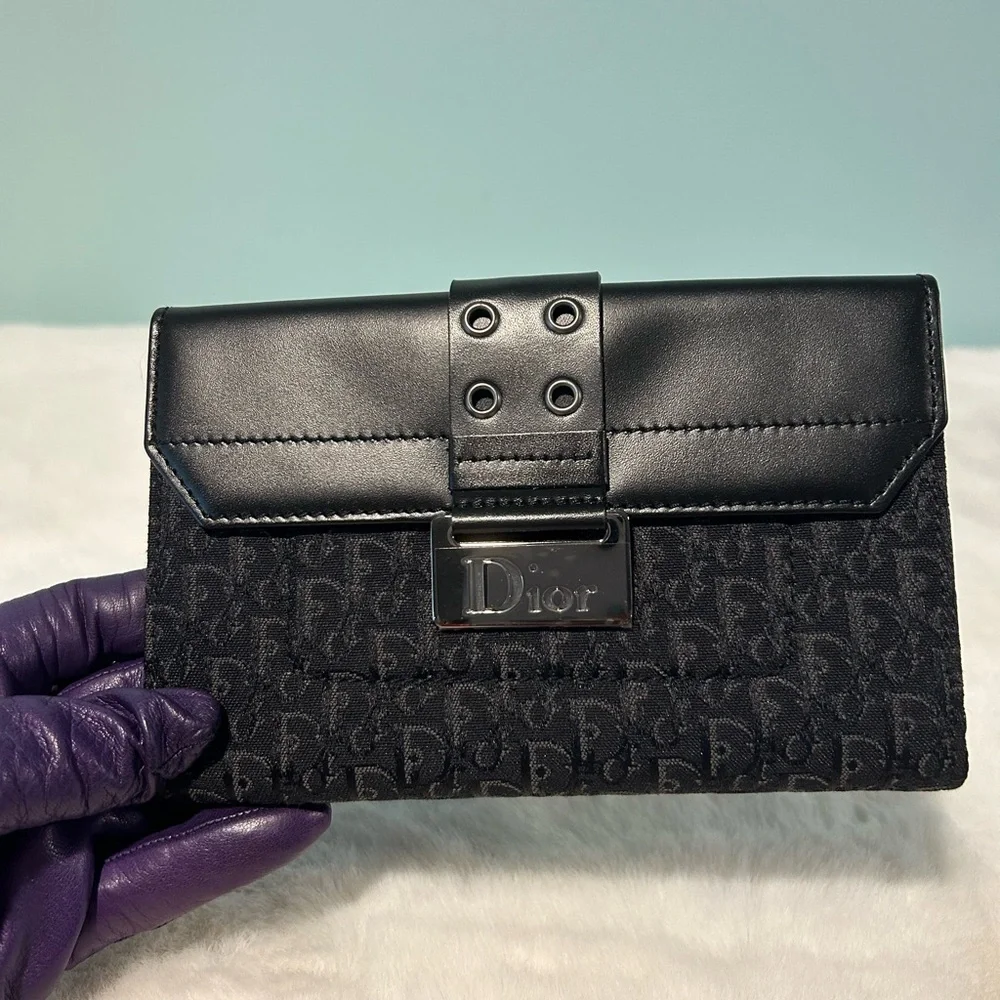DIOR Bi-Fold Wallet in like new condition. Authentic and pre-owned